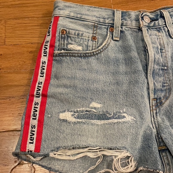 LEVI’S SHORTS - Picture 2 of 3
